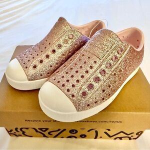 NWT Native Kids (Size C10) Jefferson Bling Glitter Water Shoes - Milk Pink